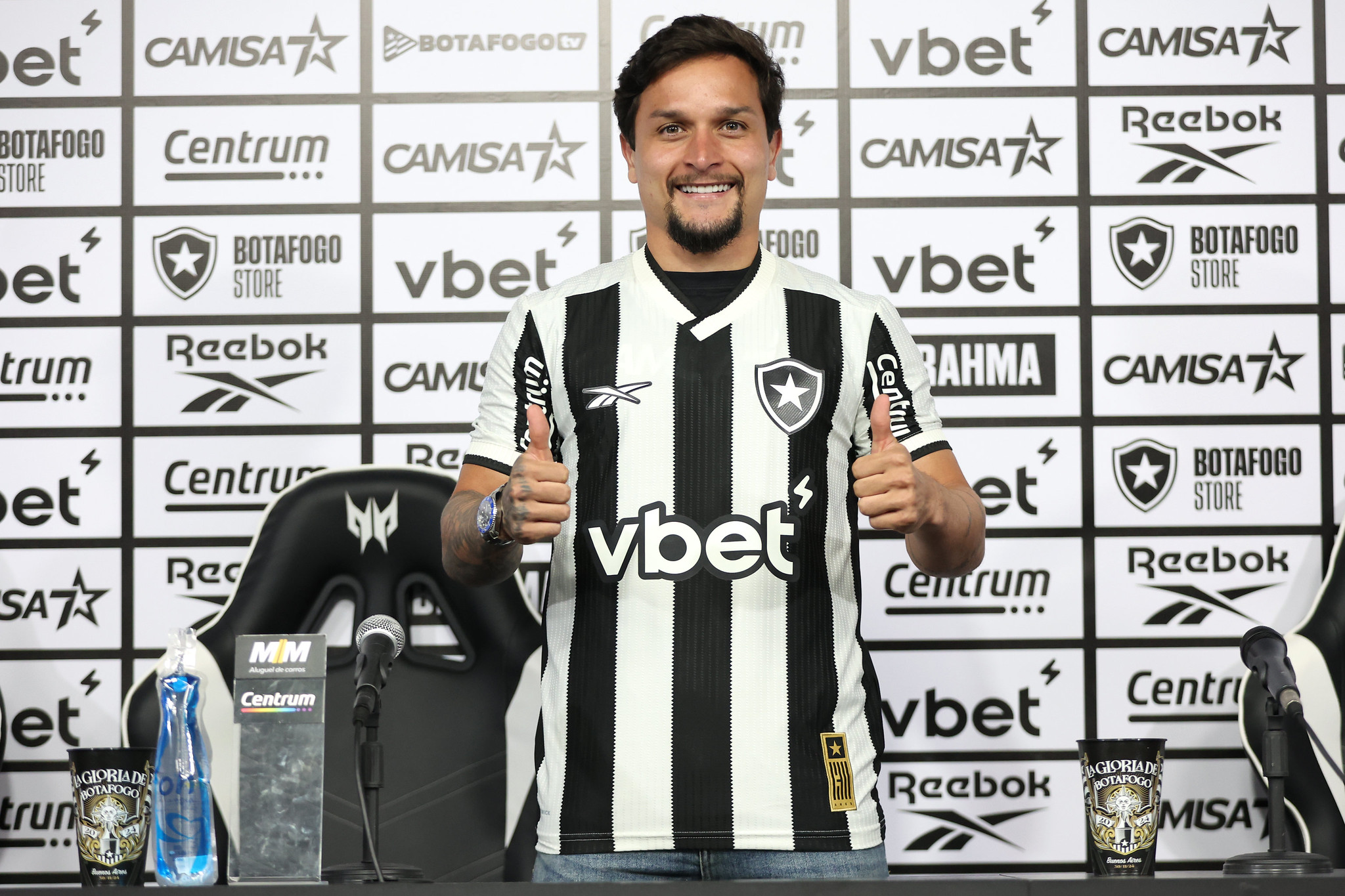 Artur foi apresentado pelo Botafogo