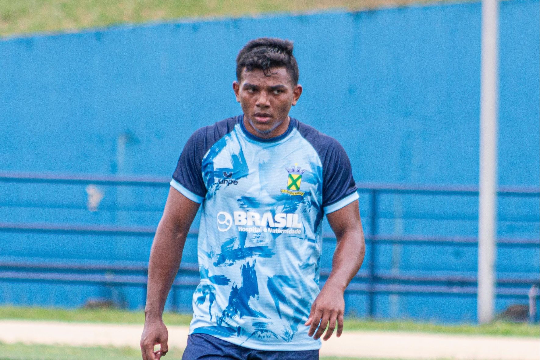 Atacante Nycollas Lopo durante treino da pré-temporada do Santo André