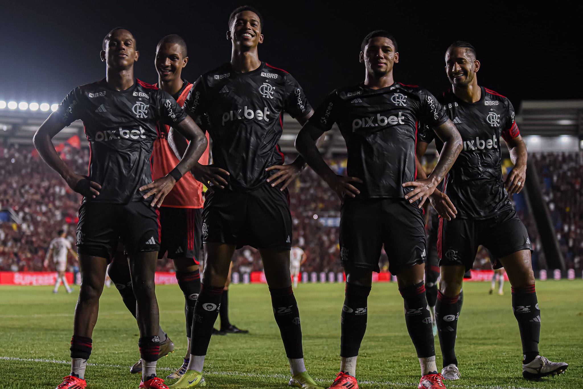 Jogadores do Flamengo comemoram um do gols da goleada sobre o Bangu