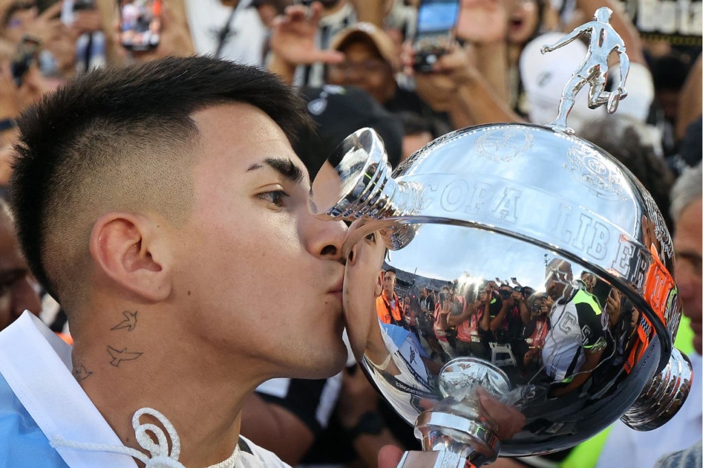 Thiago Almada foi um dos símbolos do Botafogo nas conquistas da Copa Libertadores da América e Campeonato Brasileiro