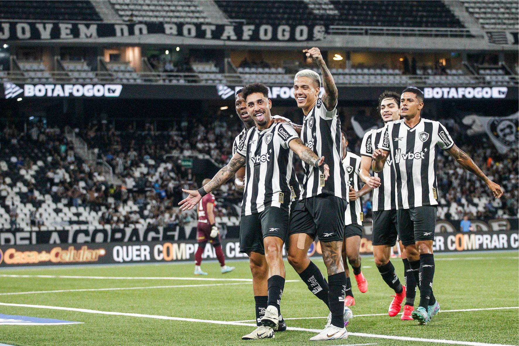 Kauê Rodrigues comore o primeiro gol pelo profissional do Botafogo