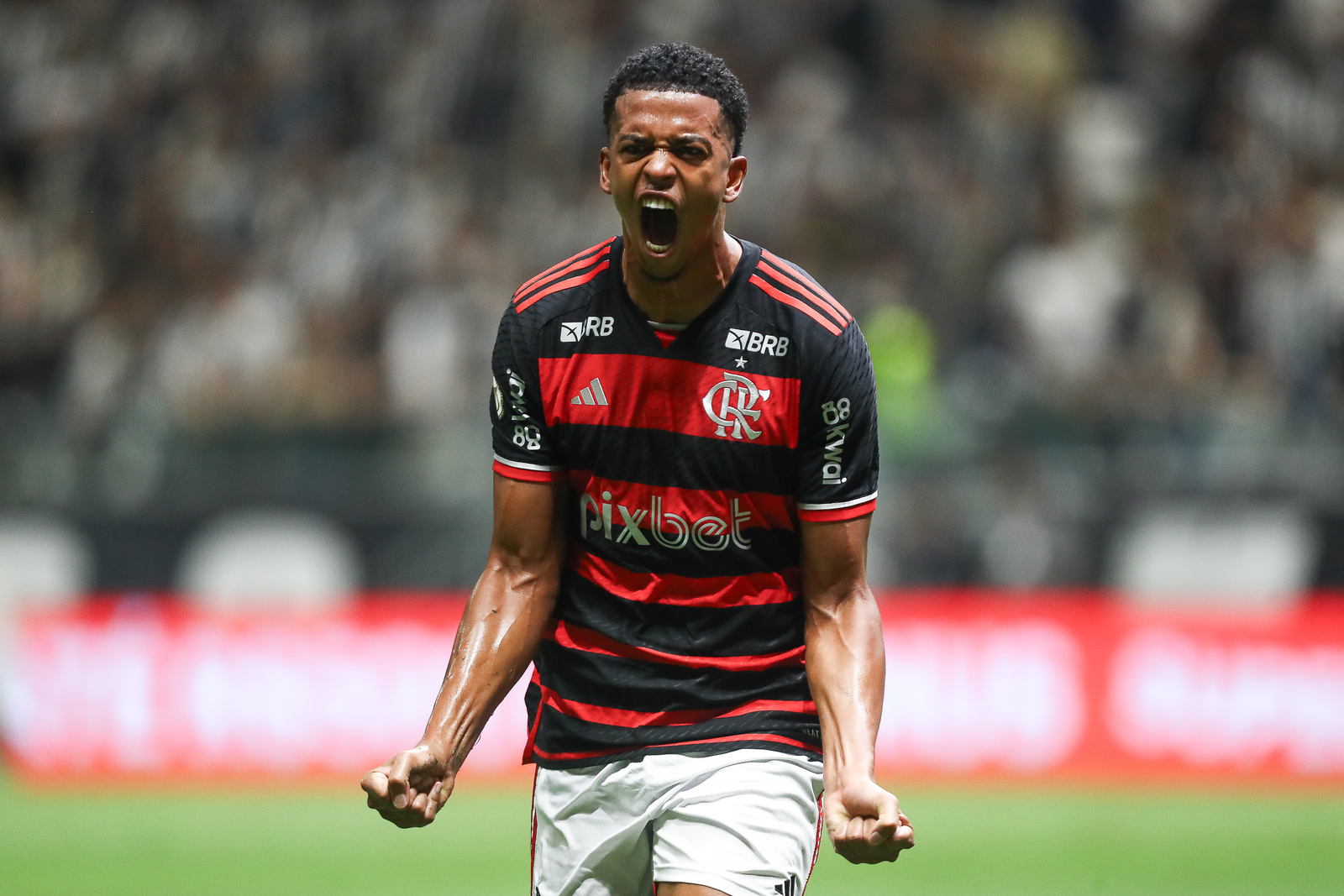 Carlinhos comemora gol pelo Flamengo