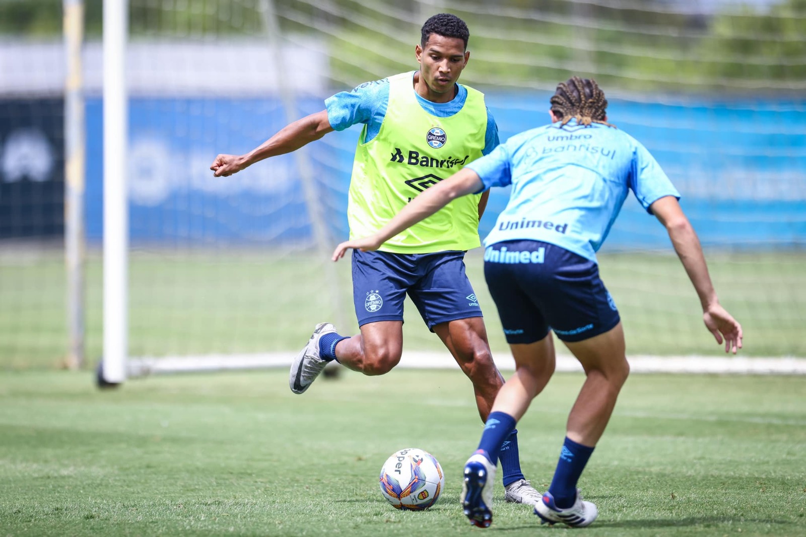 João Lucas durante treinamento do Grêmio