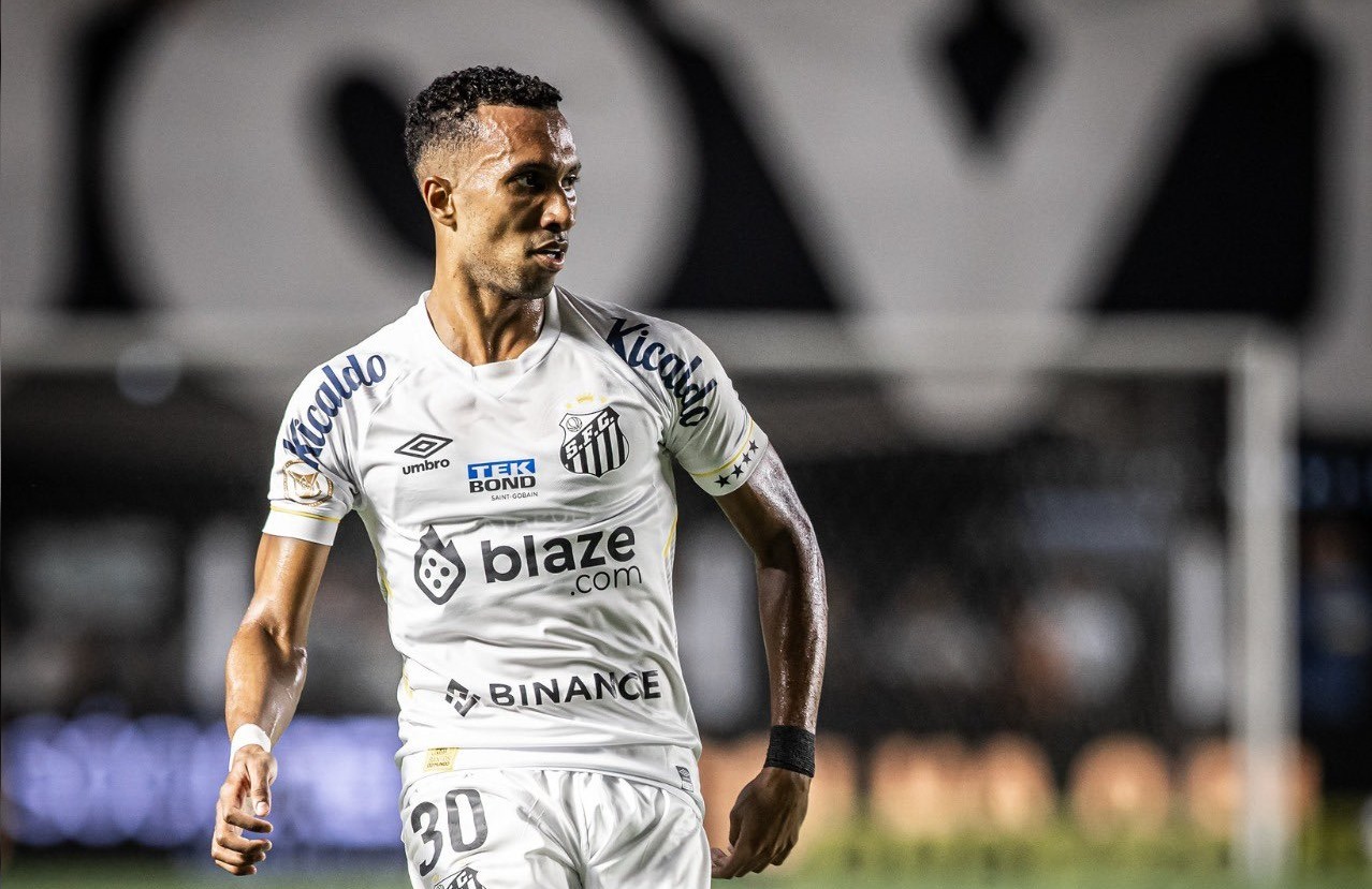 Lucas Braga vai atuar pelo Vitória na temporada