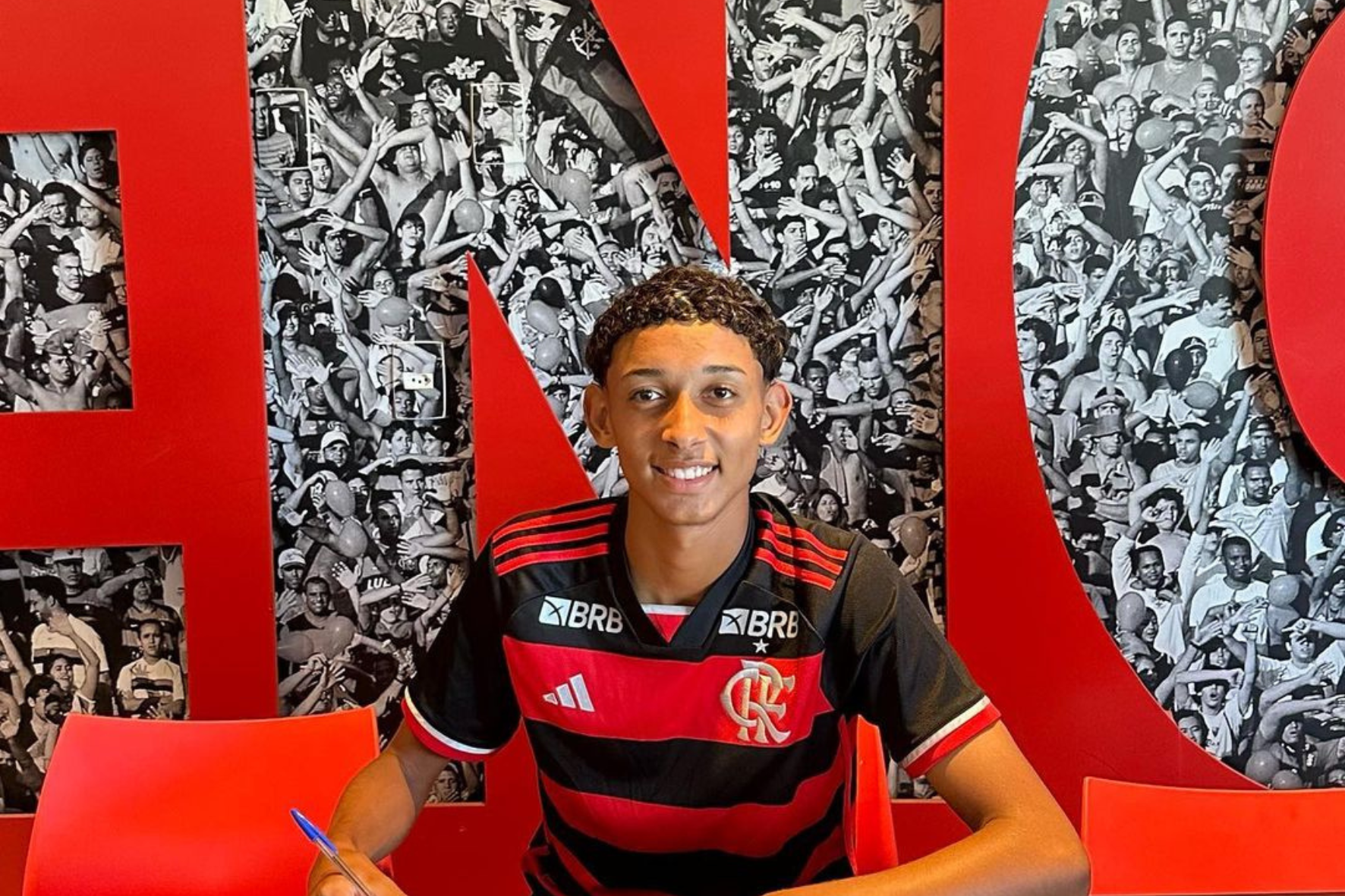 Zagueiro Pedro Fachetti assinou o primeiro contrato profissional com o Flamengo, em outubro de 2024