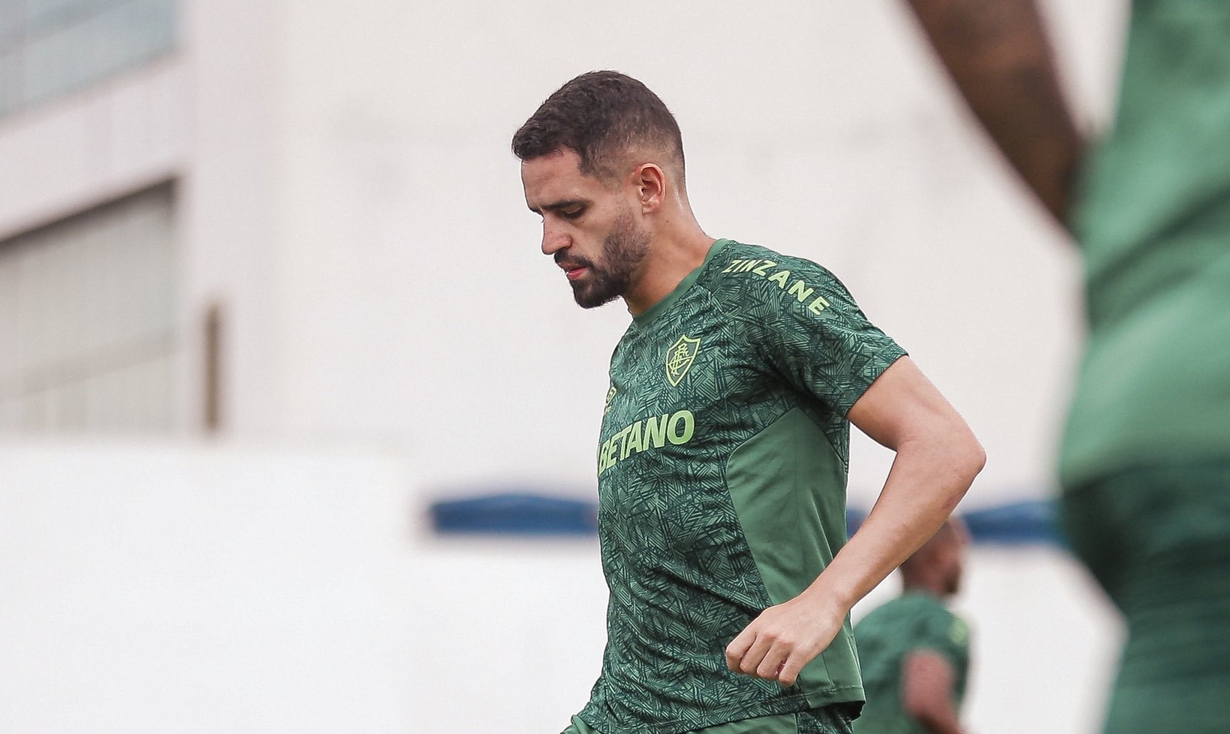 Renato Augusto vai passar por cirurgia no ombro esquerdo