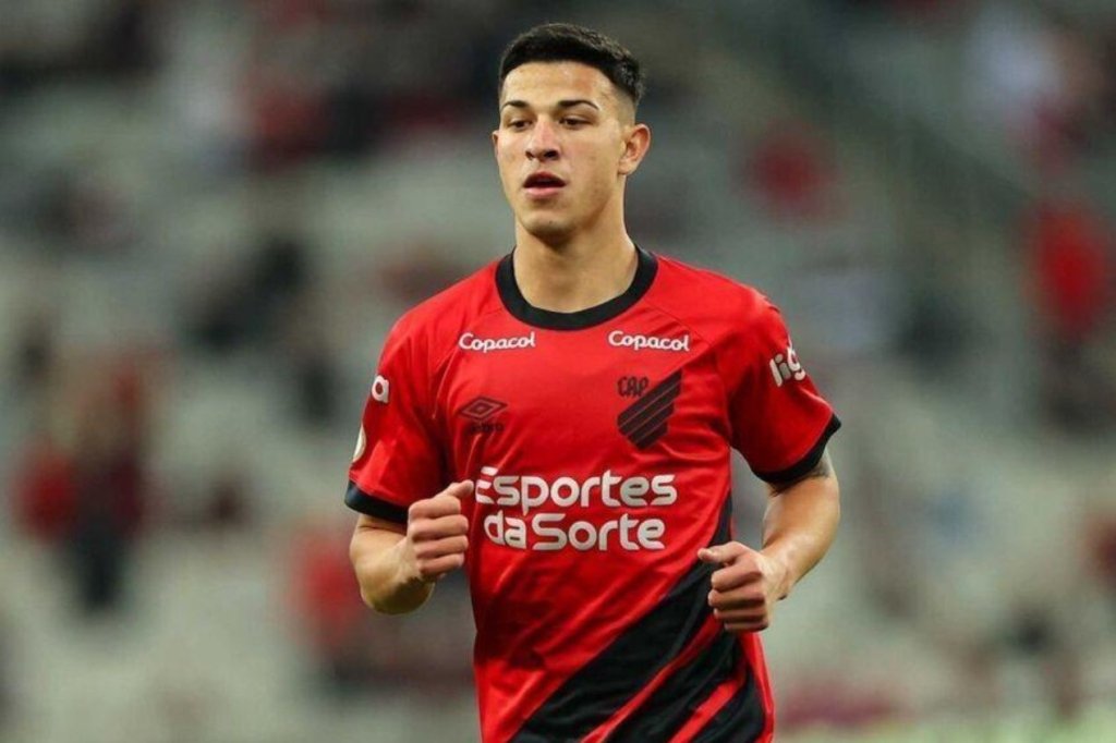 O lateral Lucas Esquível está a disposição de Maurício Barbieri