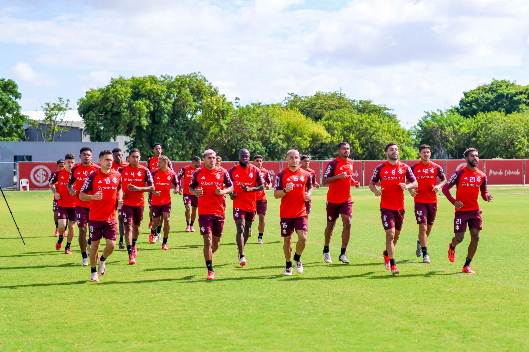 Elenco do Internacional se prepara para enfrentar o México, em amistoso da pré-temporada