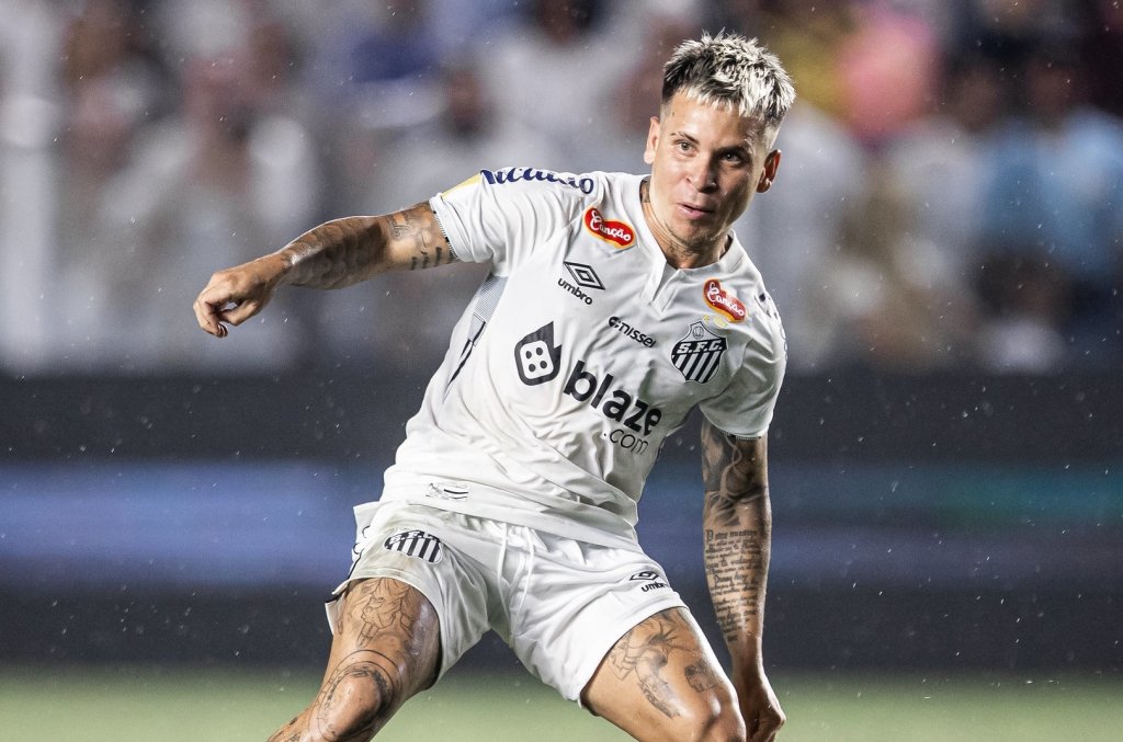 Soteldo durante jogo com o Mirassol