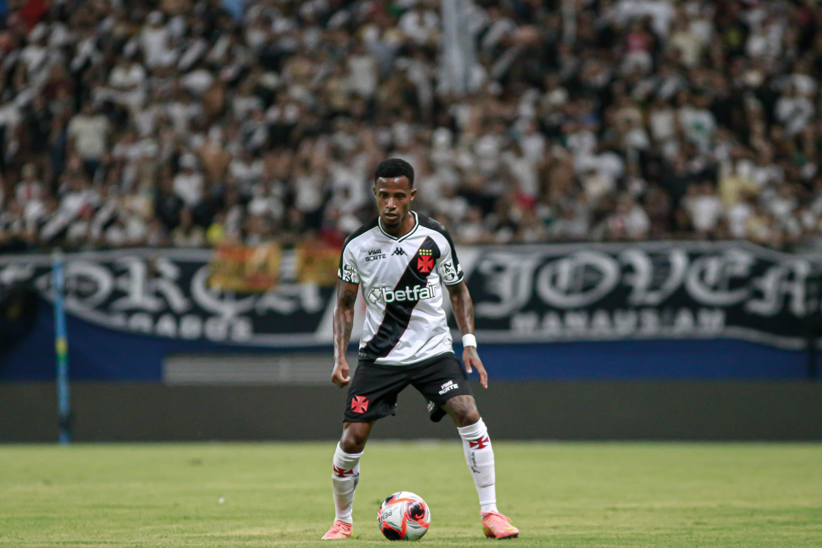 Tchê Tchê estreou contra o Madureira, em Manaus