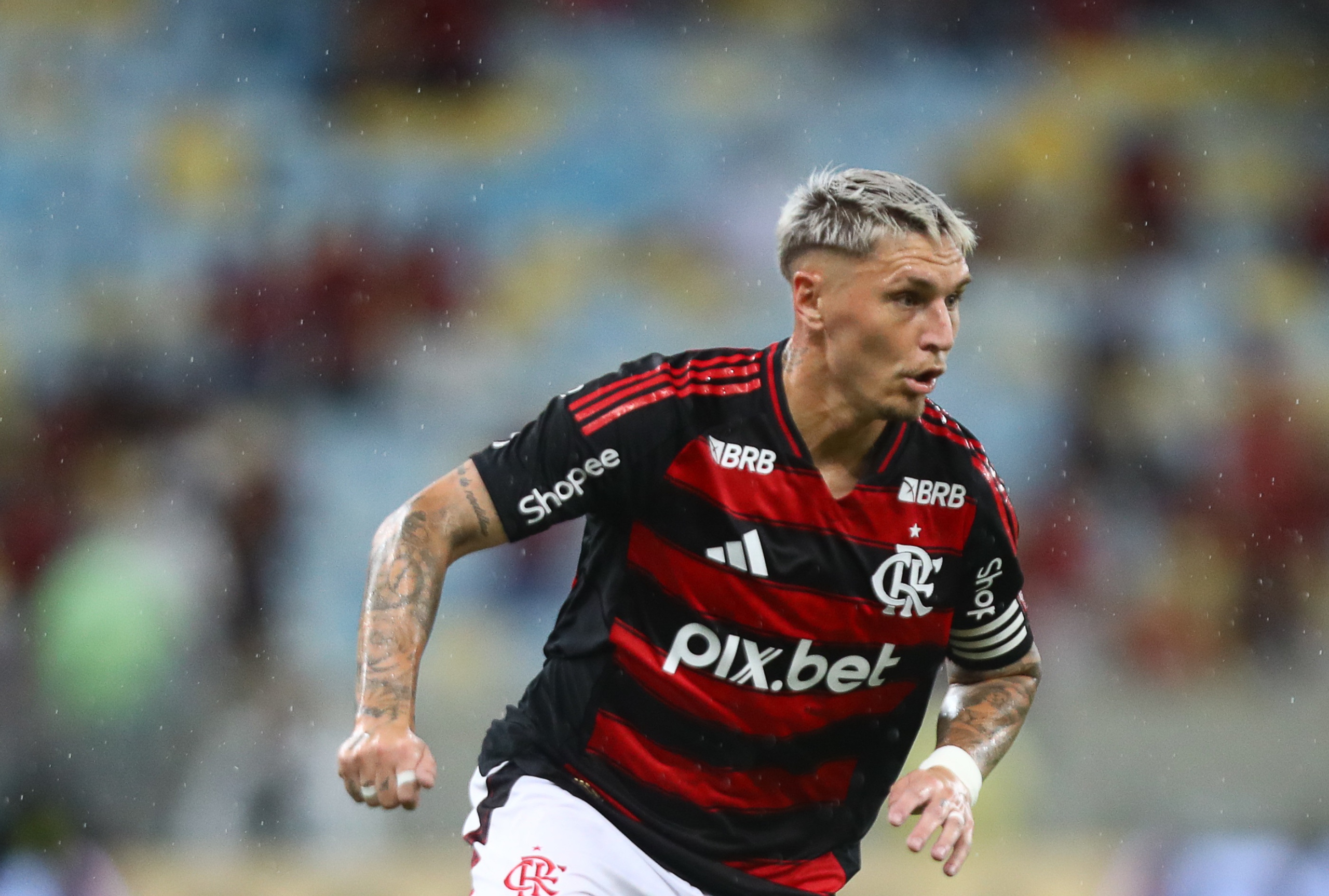 Varela poderá desfalcar o Flamengo na decisão