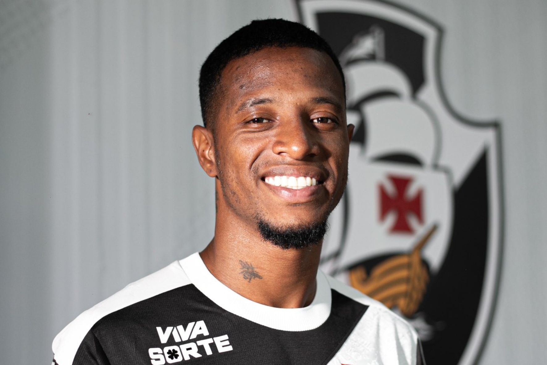 Tchê Tchê durante a apresentação como novo reforço do Vasco para a temporada 2025