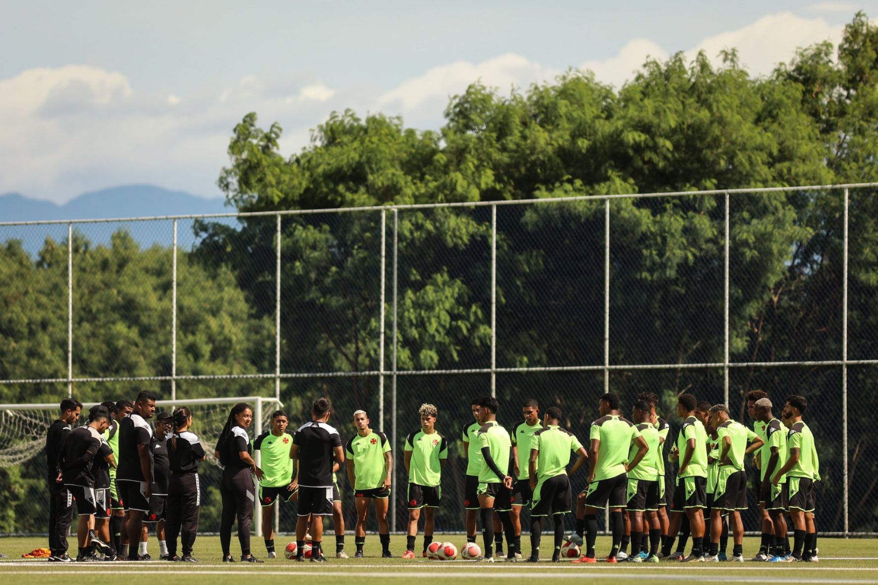 Elenco do Vasco faz o último treino antes da viagem para a disputa da Copinha 2025