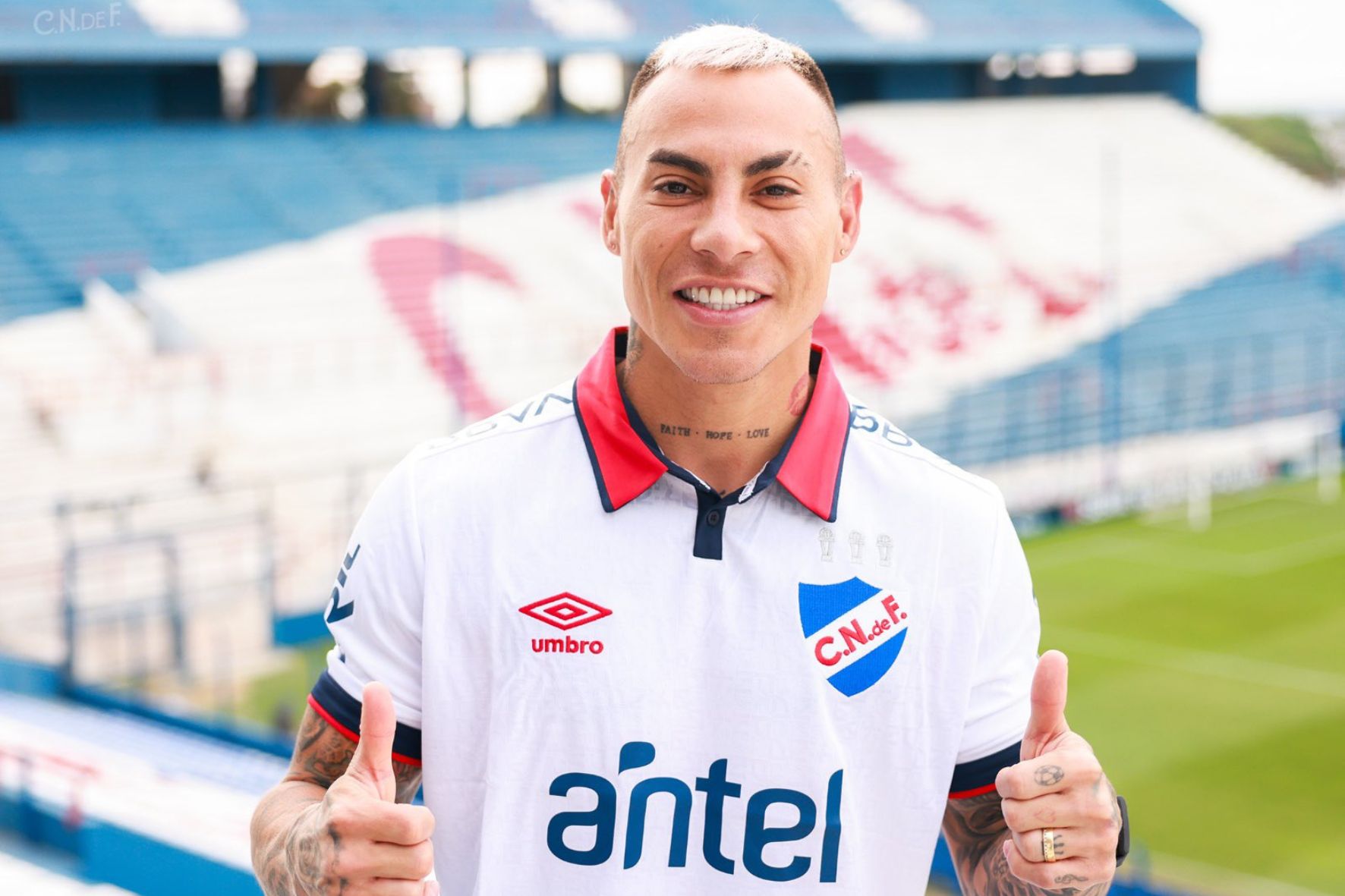 Eduardo Vargas é apresentado como reforço do Nacioanal, do Uruguai, para a temporada