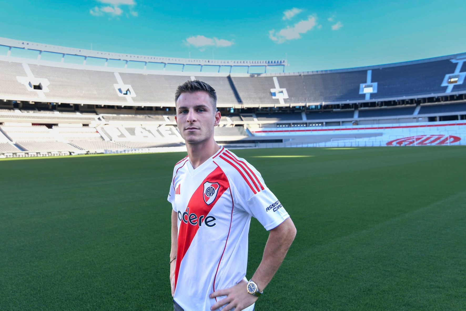 Giuliano Galoppo durante a apresentação como novo reforço do River Plate, da Argentina