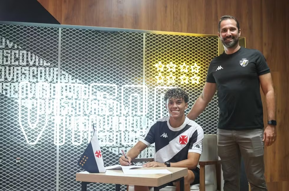 Lukas Zuccarello assinando contrato com o Vasco