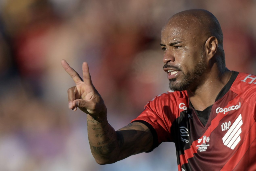 Thiago Heleno fica no Athletico? Veja o que sabemos sobre o interesse de CRB, Paysandu e Mirassol