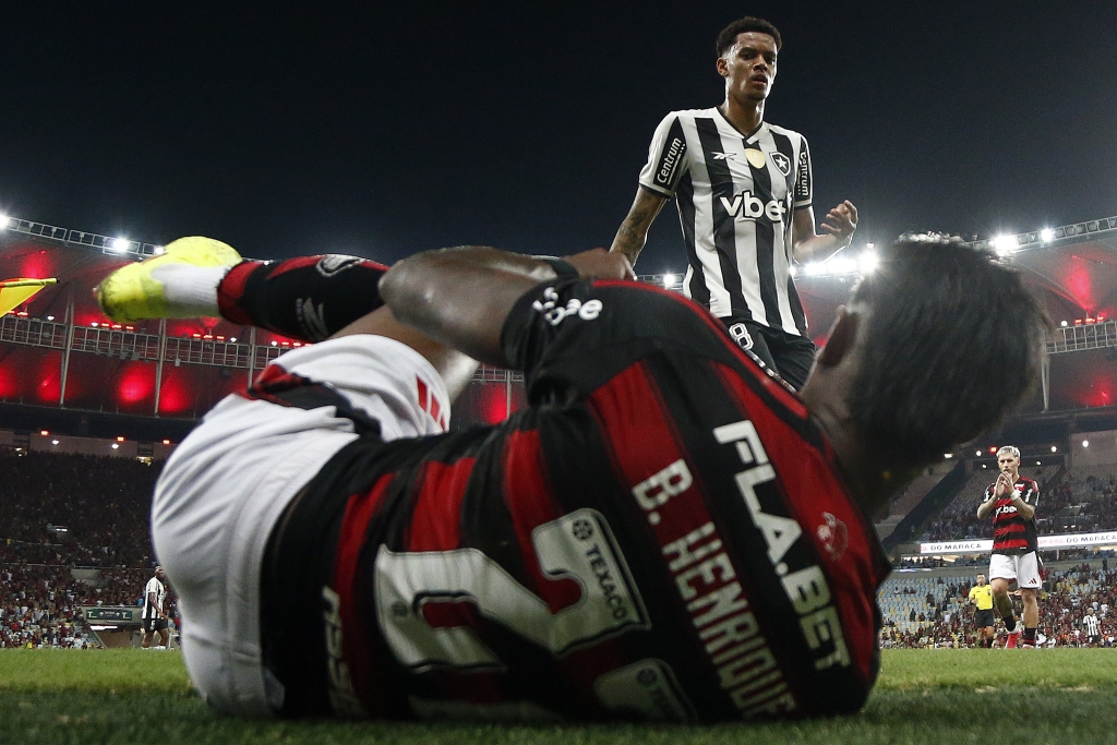 Bruno Henrique inicia confusão generalizada no clássico contra o Botafogo