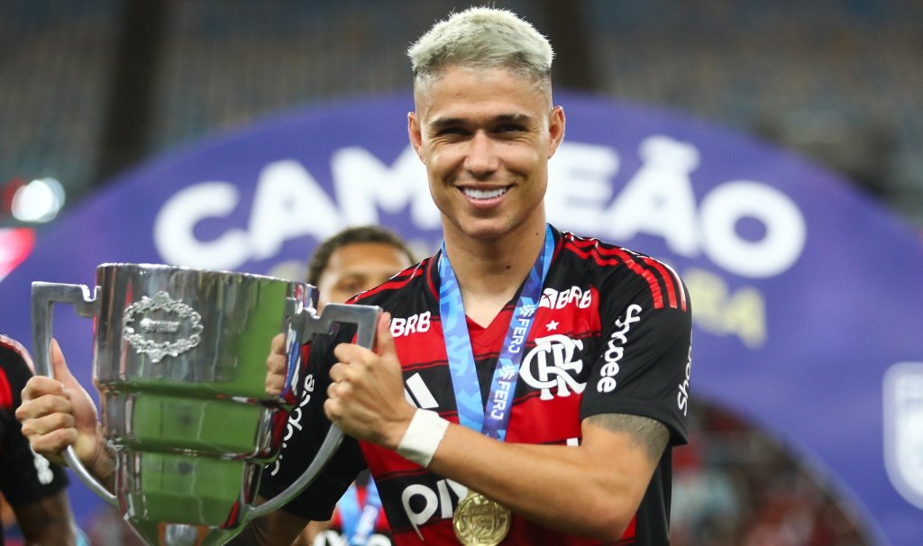 RESERVA NO FLAMENGO, LUIZ ARAÚJO É ELOGIADO PELA ENTREGA AO TIME.