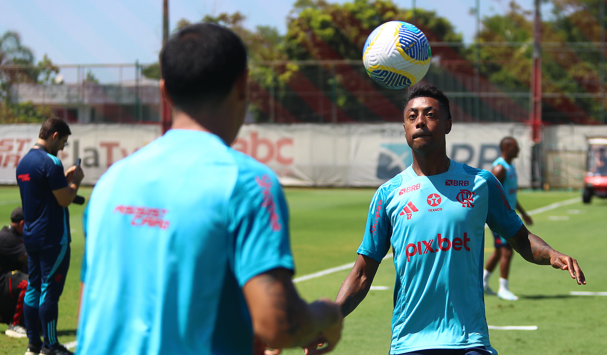 BRUNO HENRIQUE DURANTE TREINO DO FLAMENGO PARA O CLÁSSICO CONTRA O VASCO.