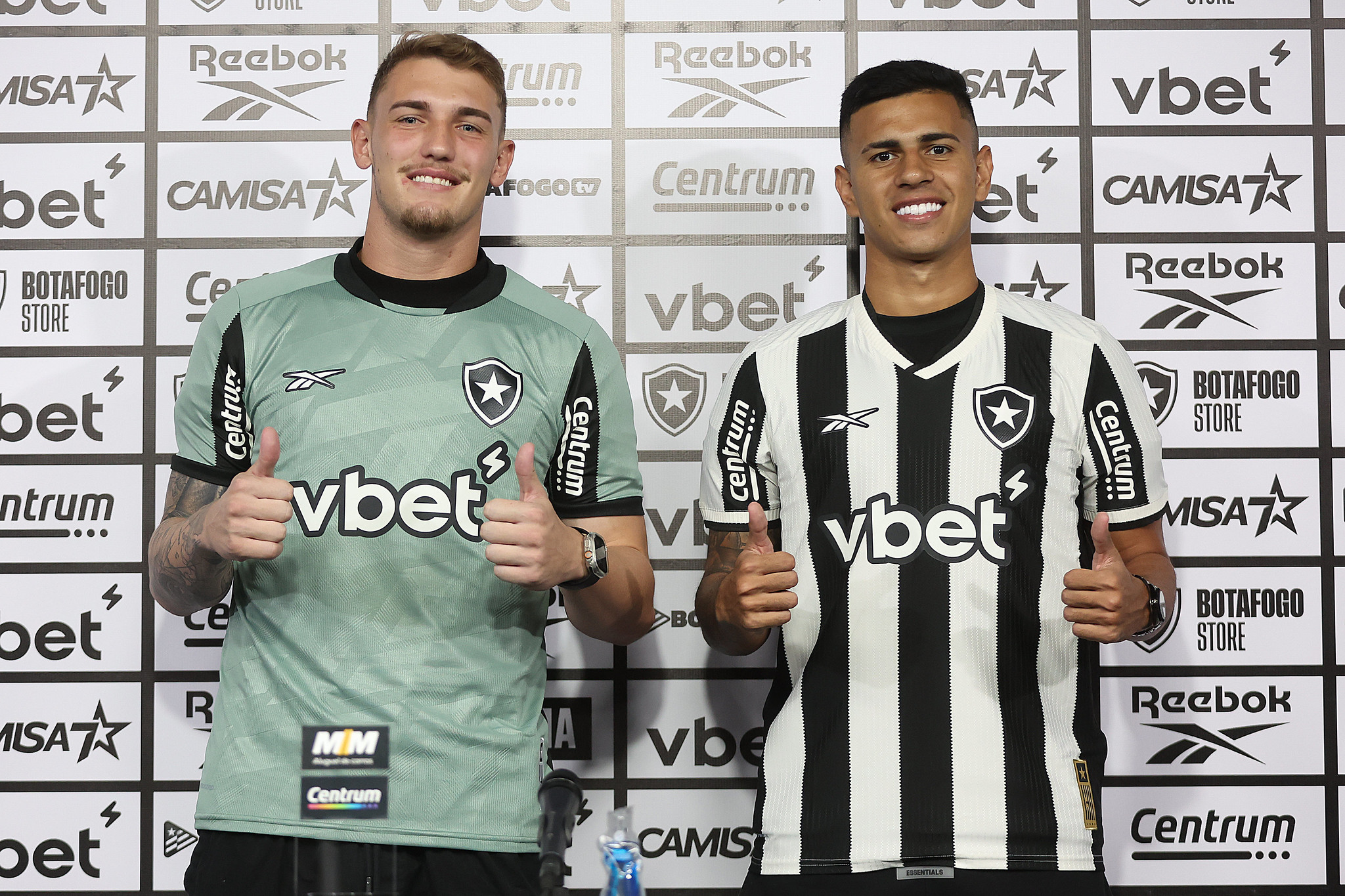 Goleiro Léo Linck e zagueiro David Ricardo foram apresentados