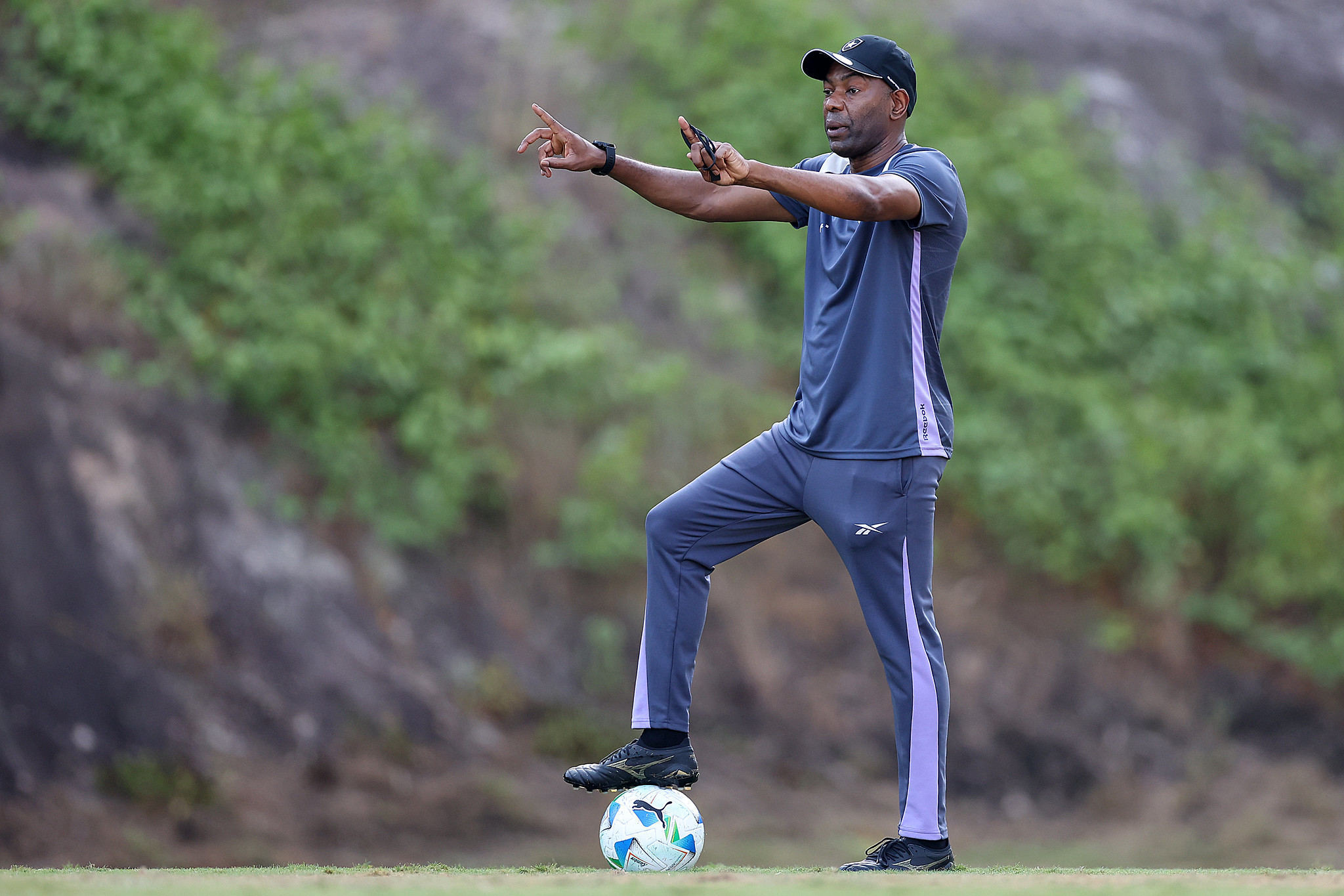 Cláudio Caçapa orienta jogadores do Botafogo durante treinamento