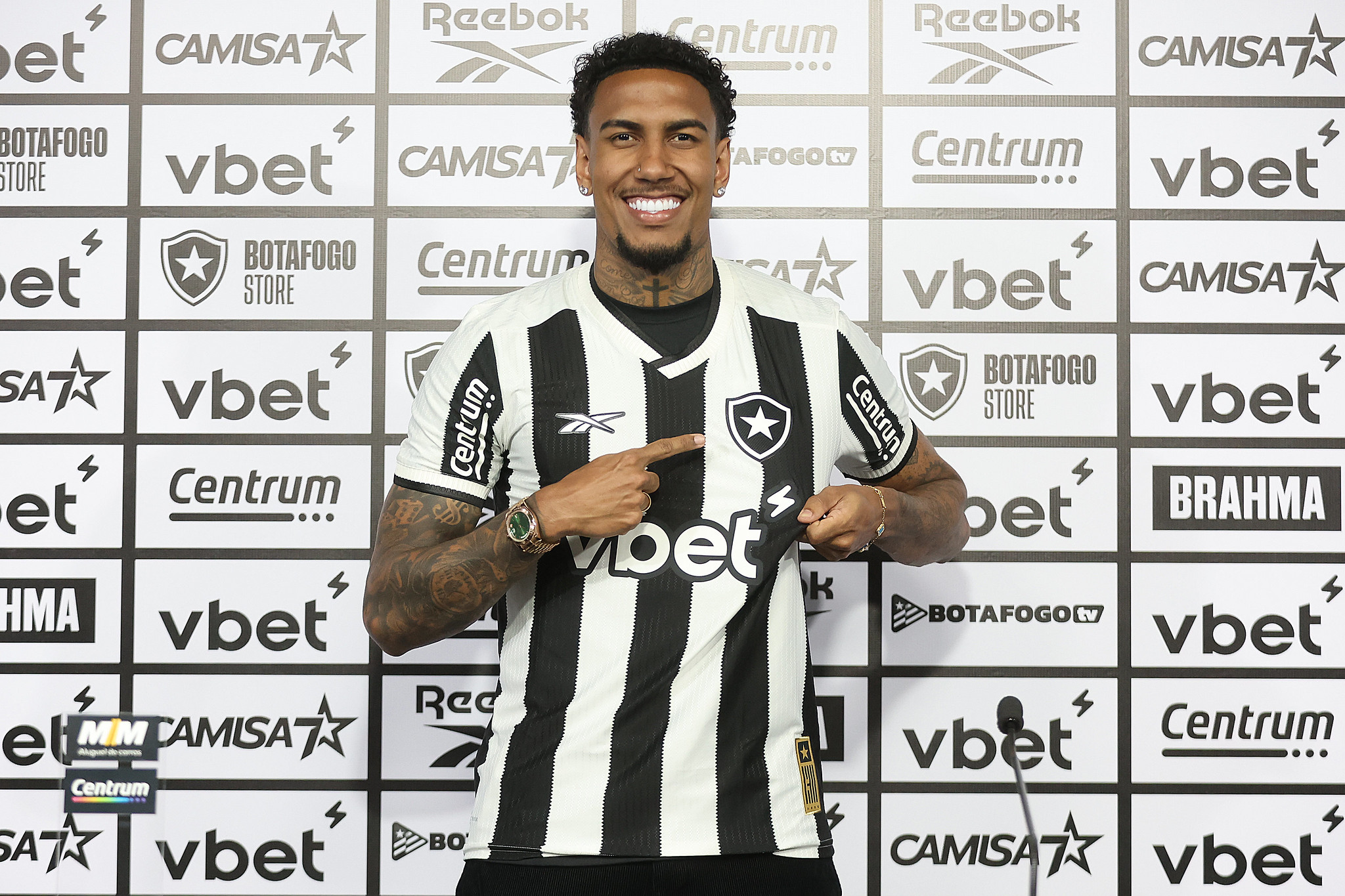 Rwan Cruz foi apresentado pelo Botafogo