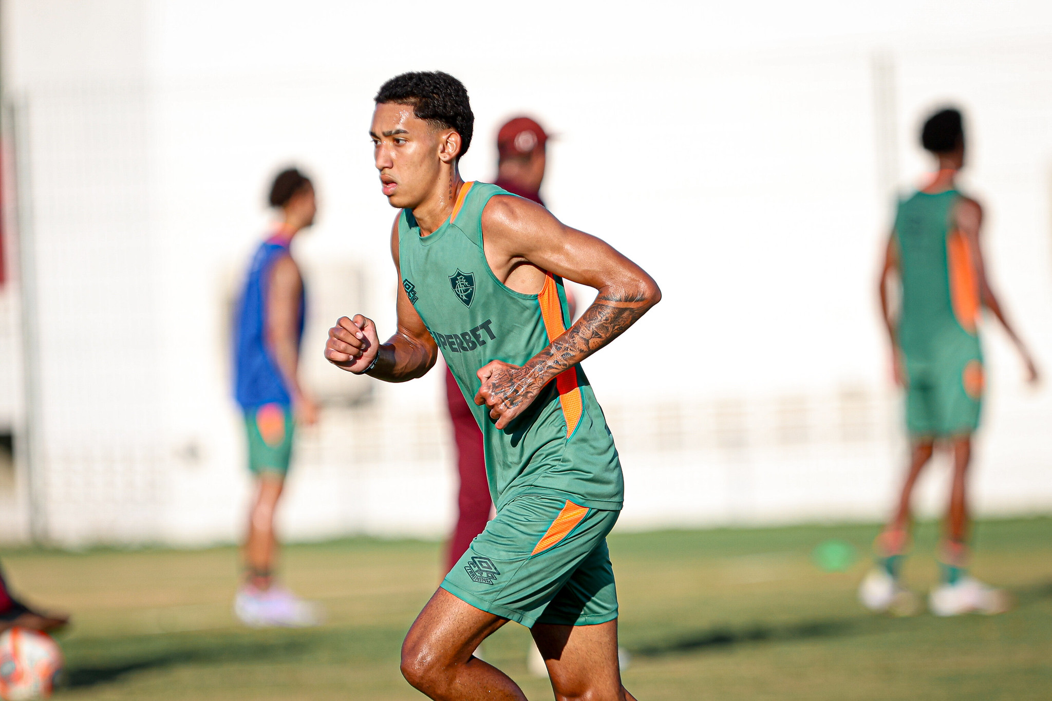 Isaque passou a integrar o elenco profissional do Fluminense, em janeiro de 2025