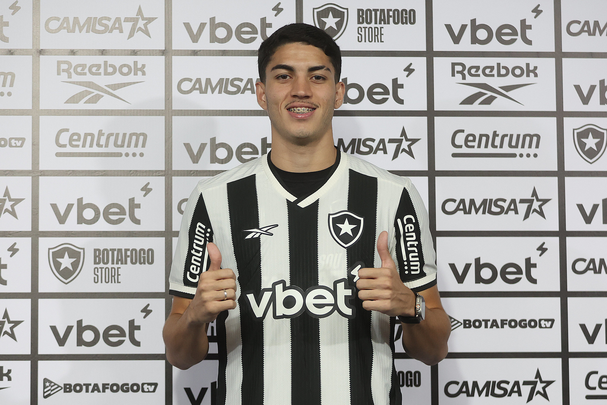 Jair Cunha apresentado pelo Botafogo