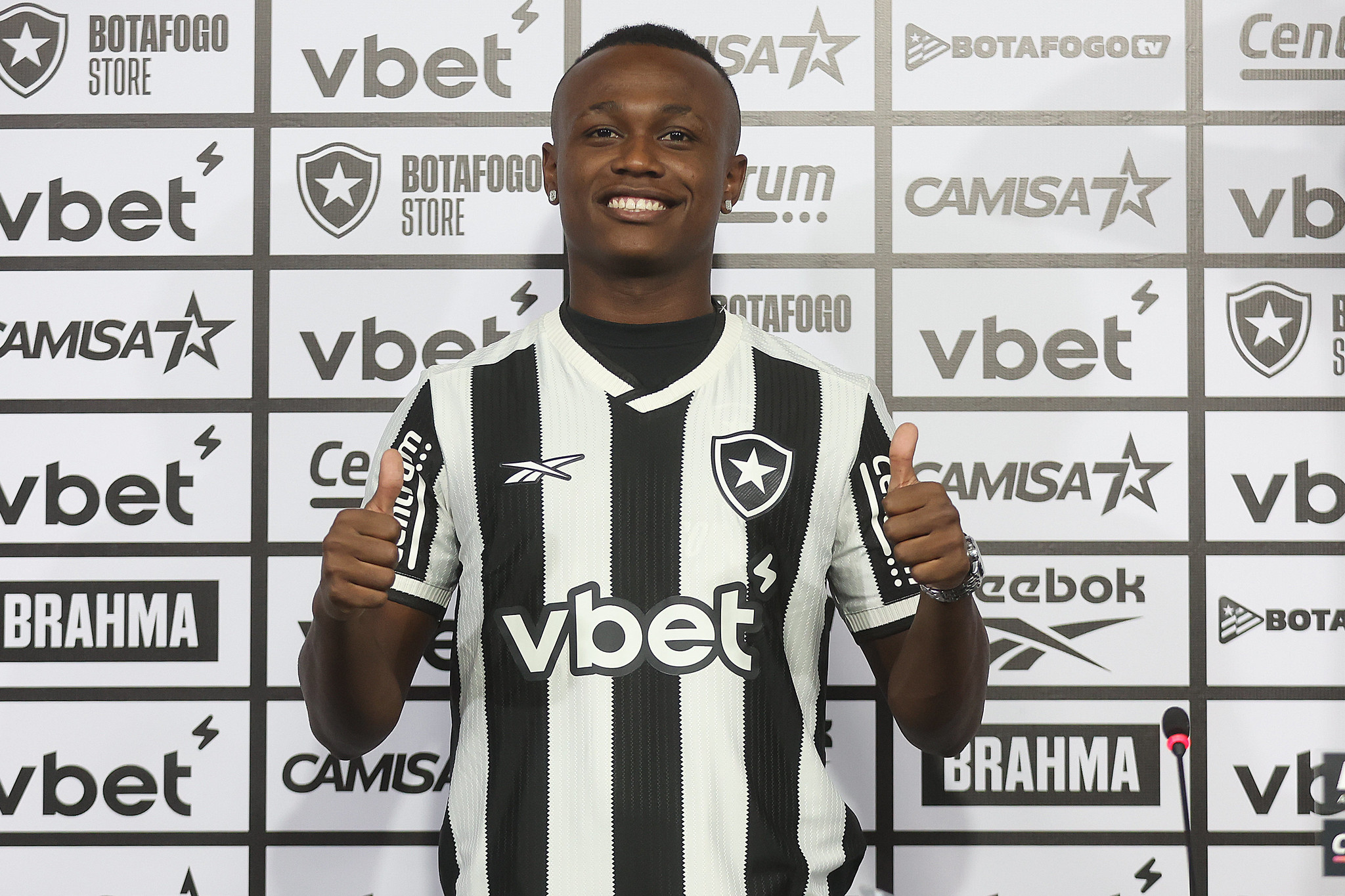 Nathan Fernandes foi apresentado pelo Botafogo