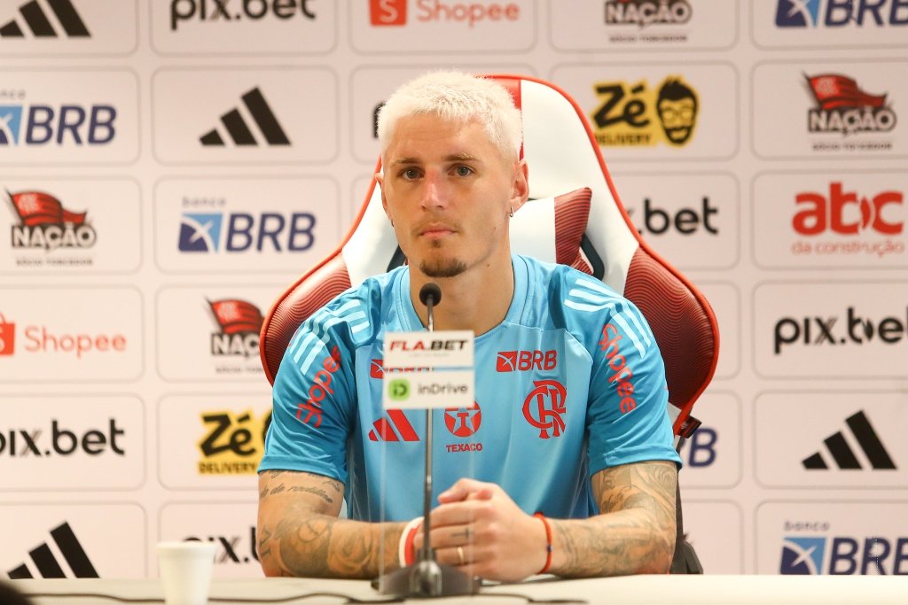 VARELA NÃO ALIMENTA POLÊMICA SOBRE GRAMADO SINTÉTICO.