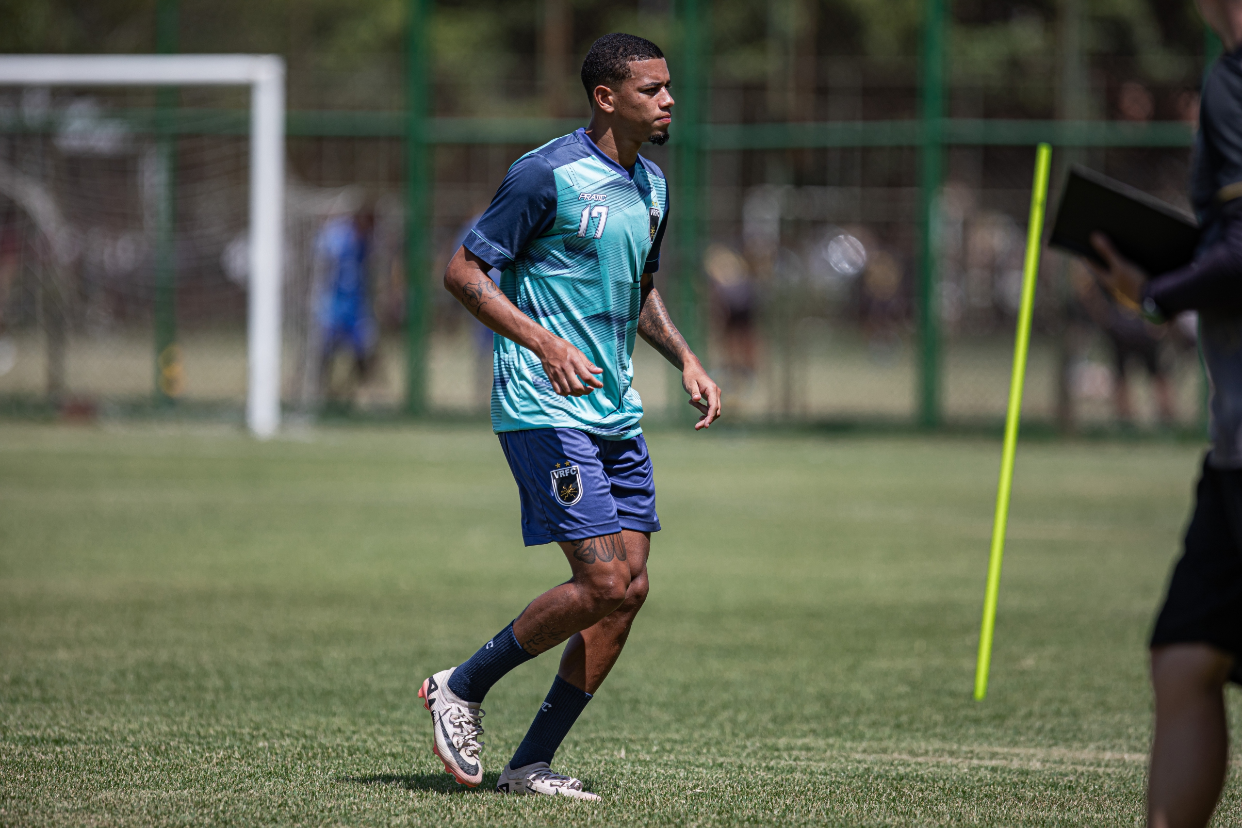 Lateral-direito Jhonny durante treinamento pelo Volta Redonda