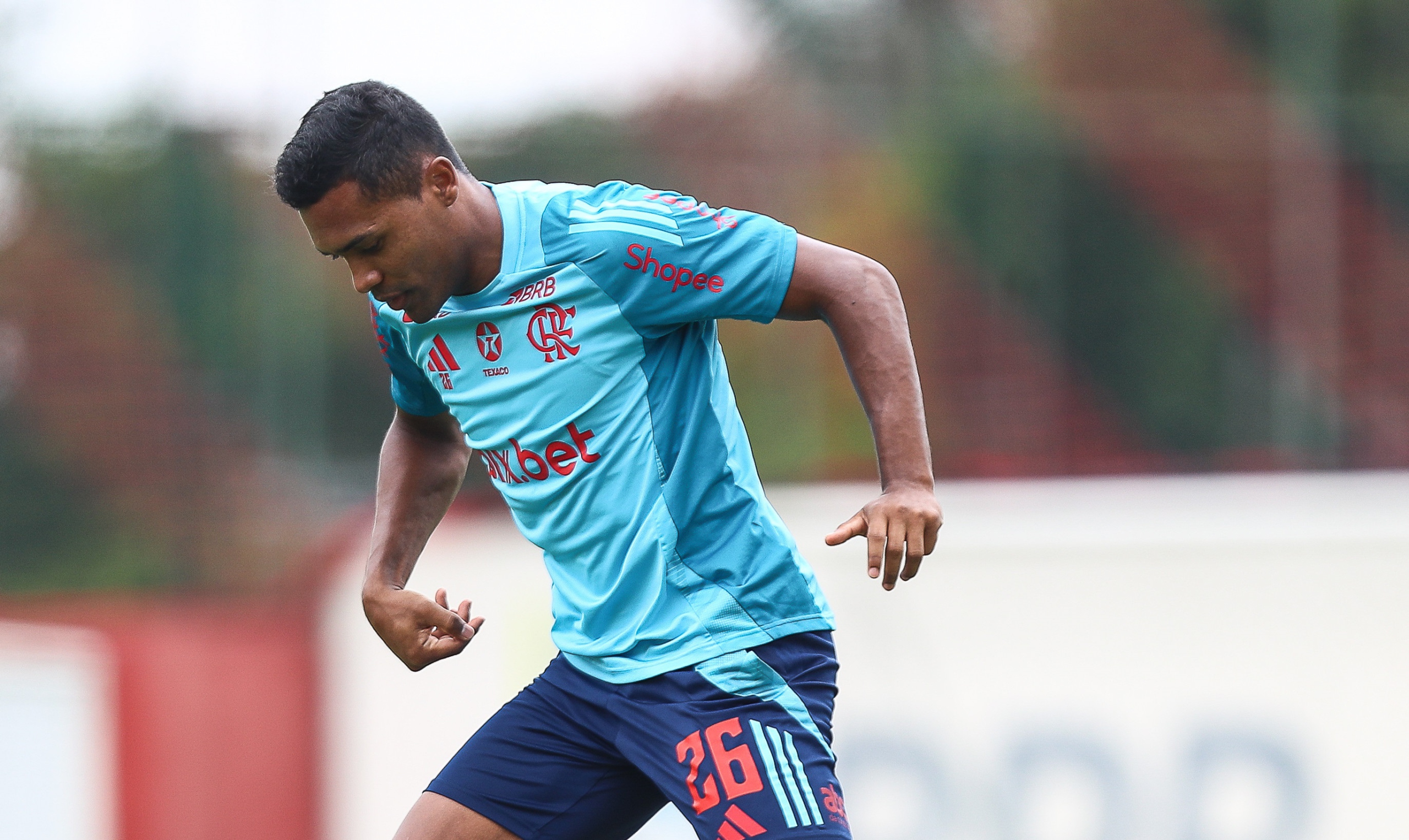 Alex Sandro teve lesão e está afastado do Flamengo