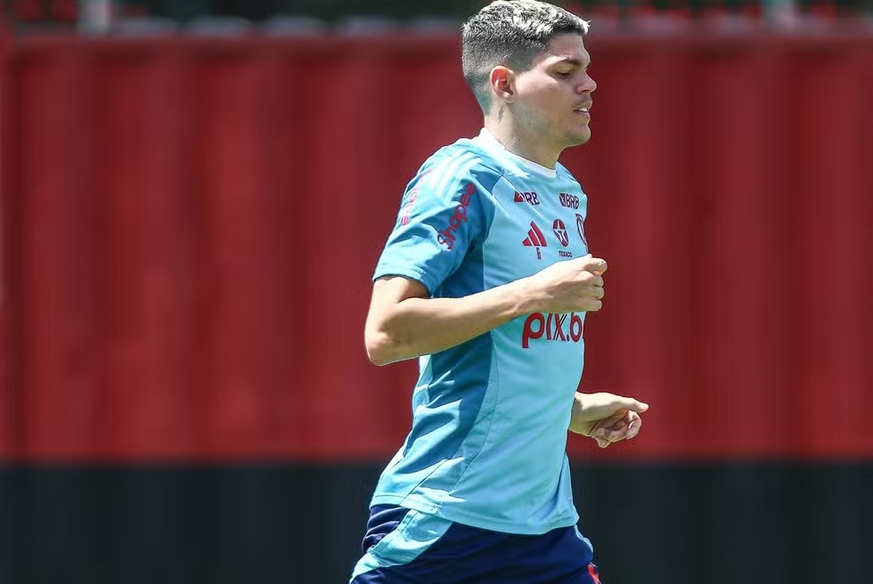 Ayrton Lucas ainda não tem participação certa no clássico