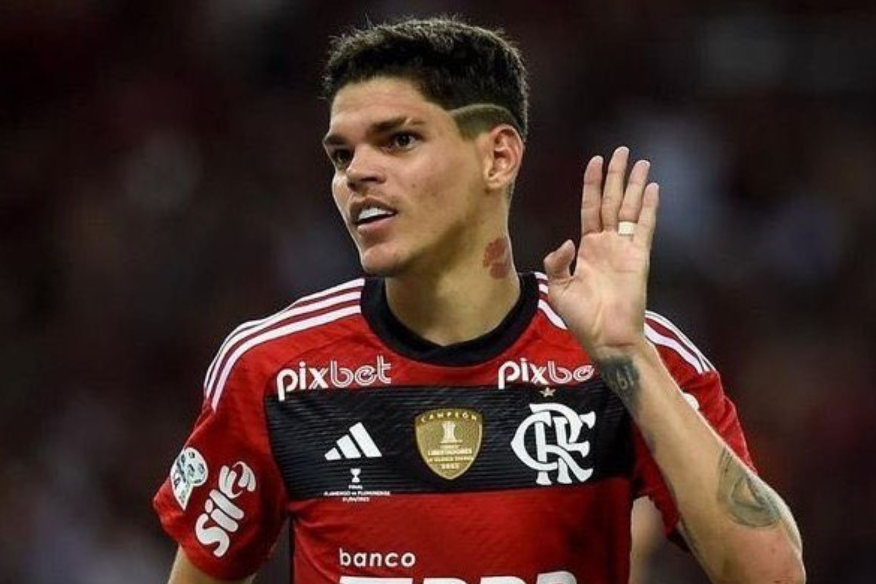 Lateral-esquerdo Ayrton Lucas é dúvida para o clássico entre Flamengo e Botafogo