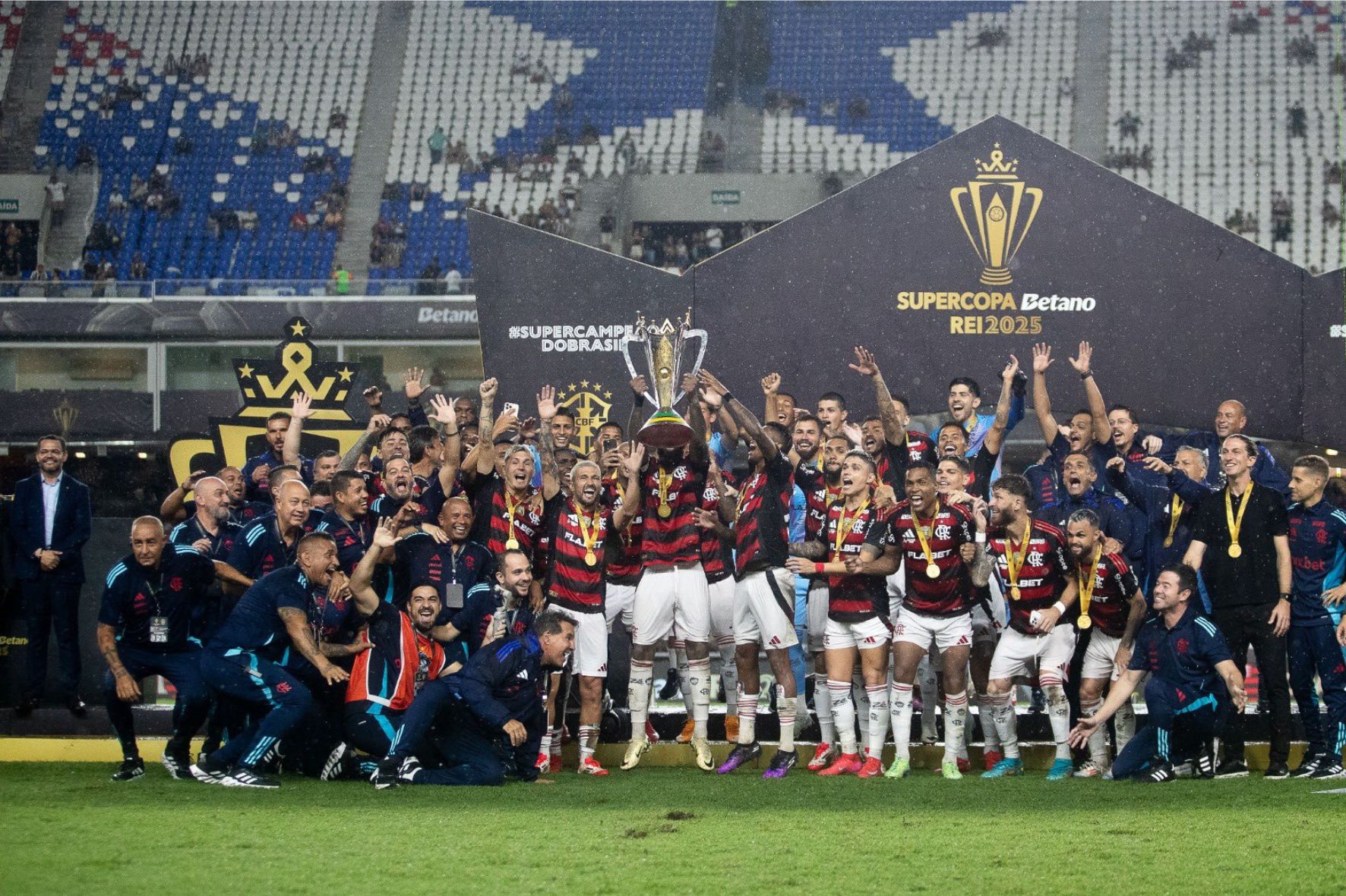 O Flamengo recebeu uma premiação extra da CONMEBOL pelo título da Supercopa do Brasil