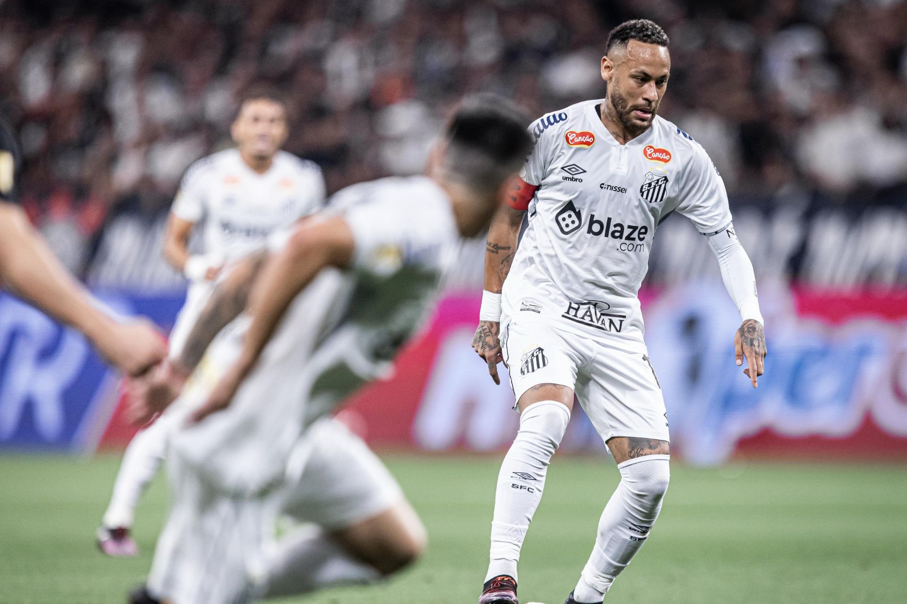 Atacante Neymar reclama da bola do Campeonato Paulista, após clássico contra o Corinthians