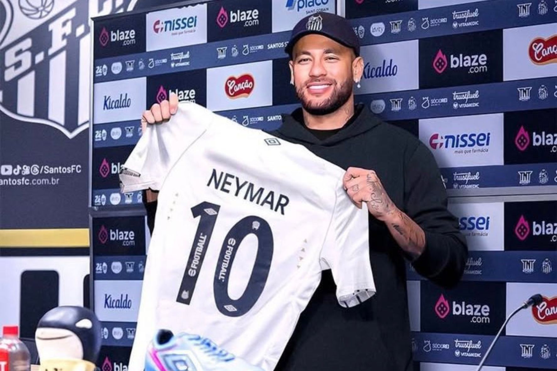 Neymar foi apresentado pelo Santos, na última sexta-feira (31), na Vila Belmiro