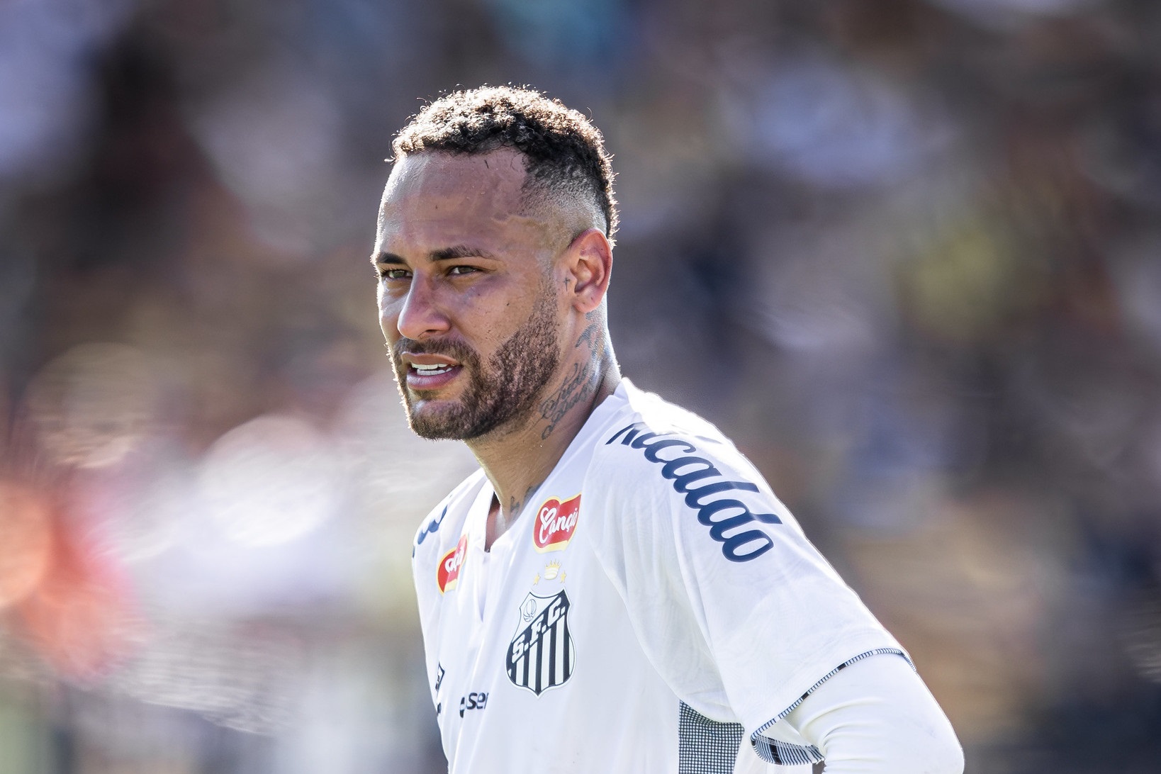 Neymar está confirmado entre os titulares no clássico contra o Corinthians