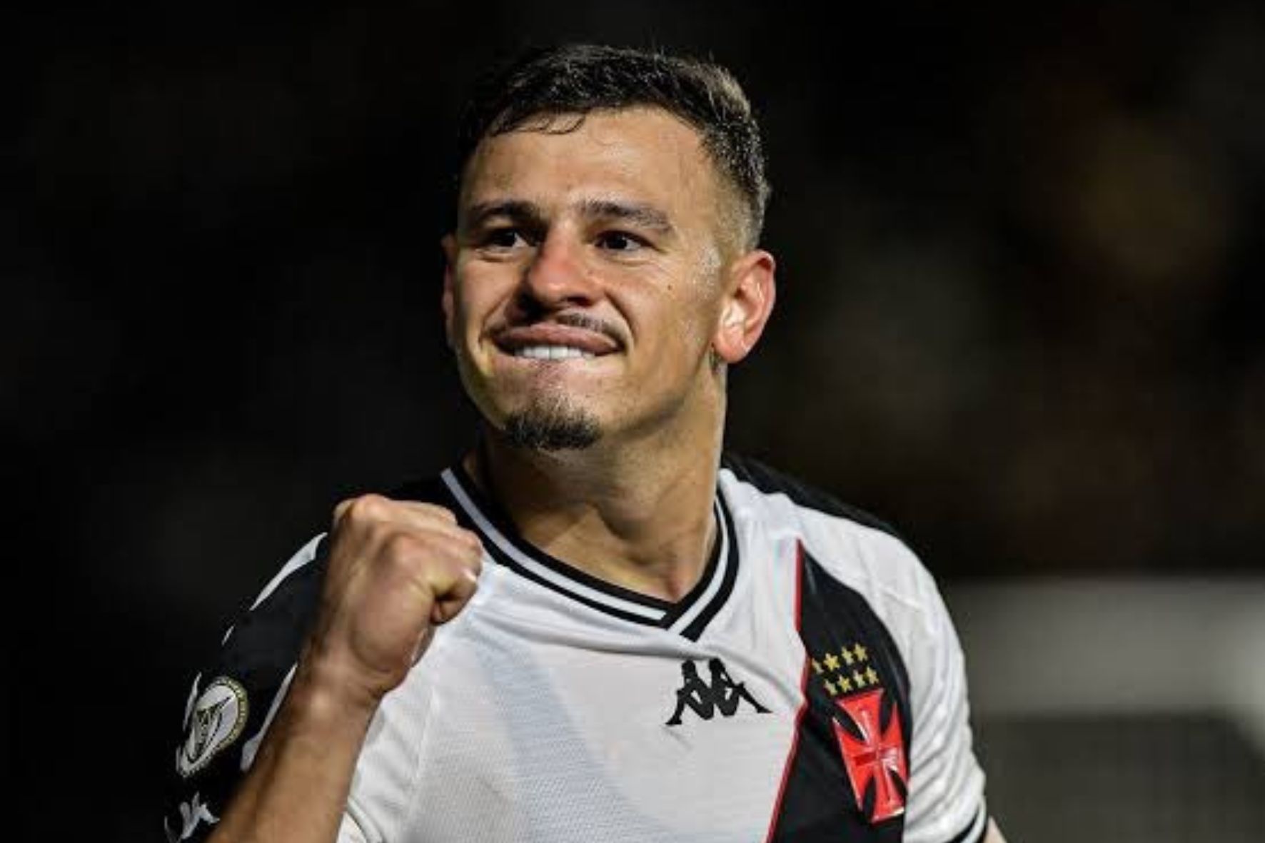 Hugo Moura marcou um dos gols da vitória do Vasco sobre o União Rondonópolis na Copa do Brasil