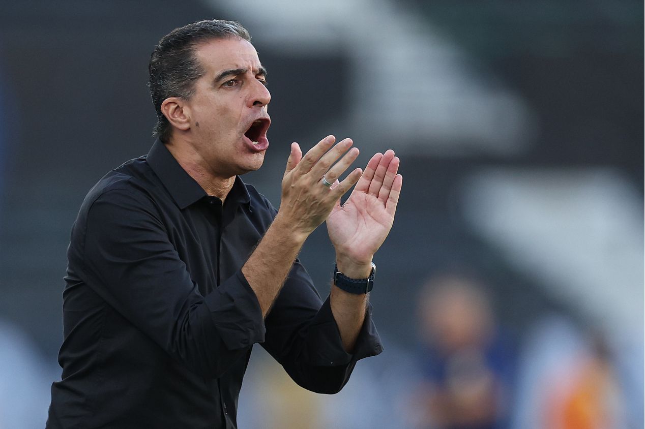 Renato Paiva elogia time em estreia pelo Botafogo e aprova atuação de Patrick de Paula