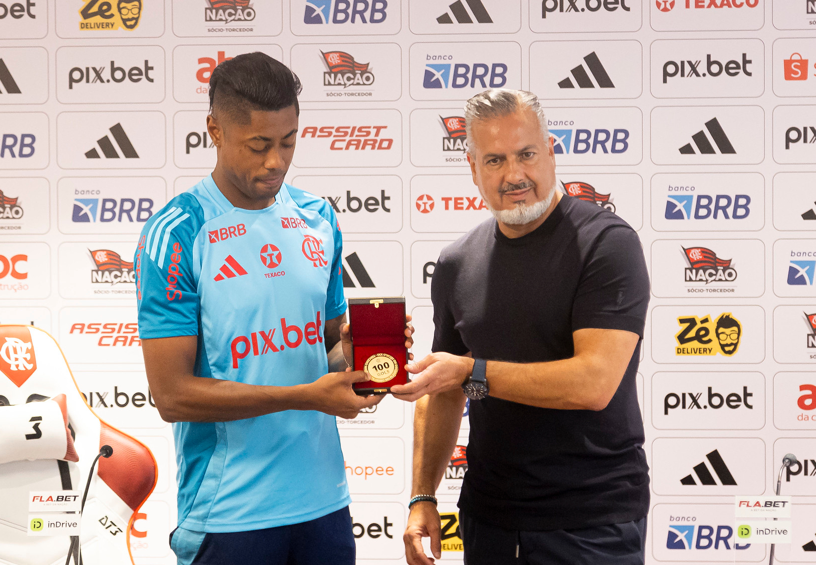 JOSÉ BOTO ENTREGA MEDALHA A BRUNO HENRIQUE PELOS 100 JOGOS COM A CAMISA DO MENGÃO.