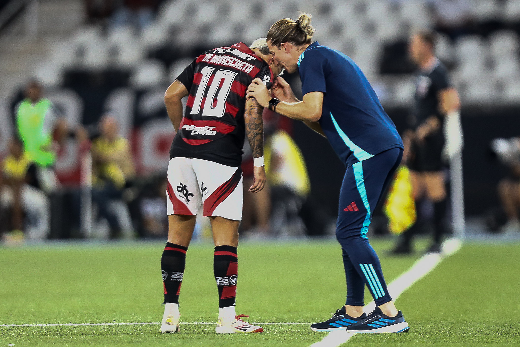 FILIPE LUÍS DÁ INSTRUÇÕES AO MEIA ARRASCAETA.