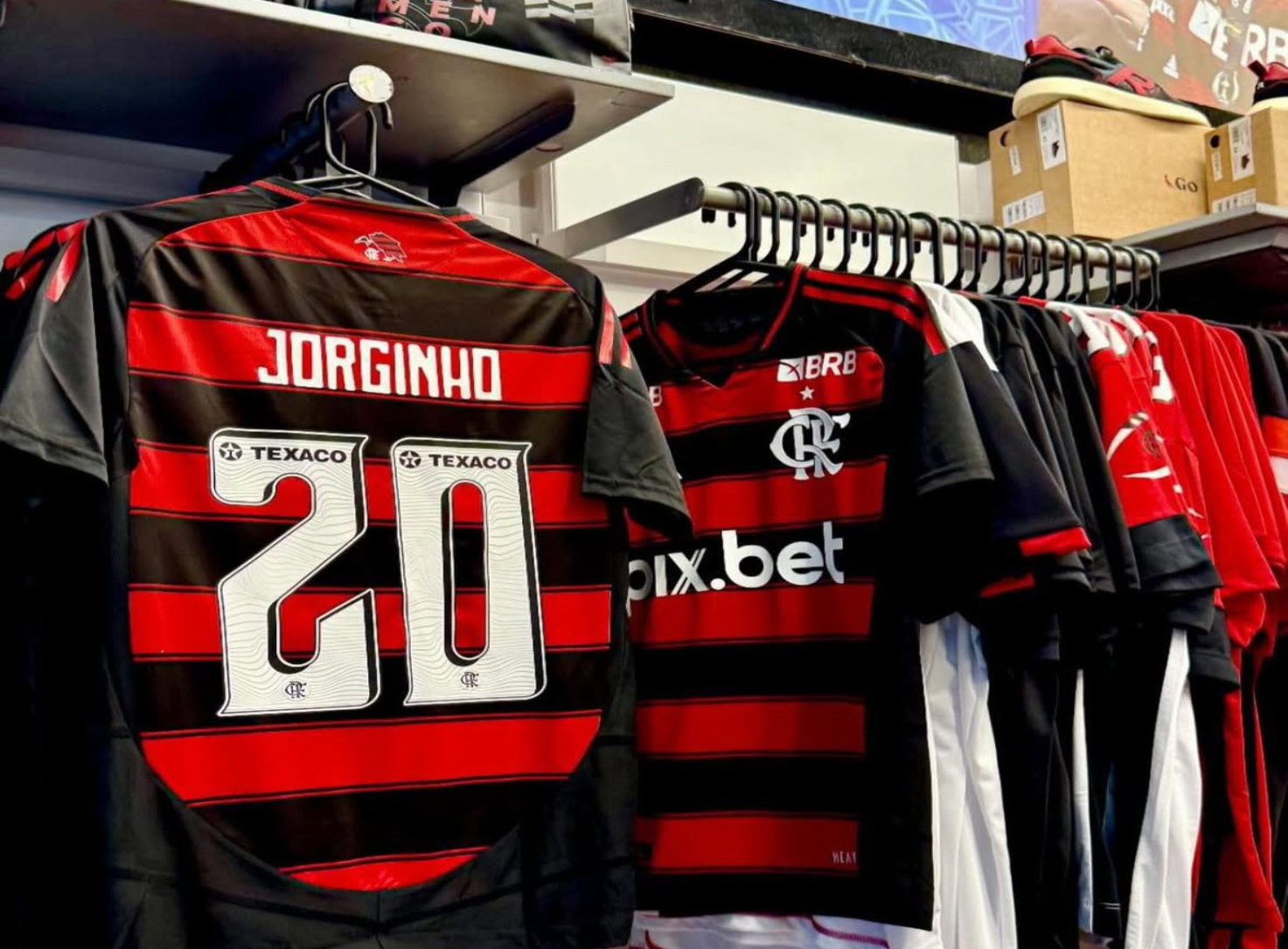 LOJAS COLOCAM EM VITRINE CAMISA COM NOME DE JORGINHO