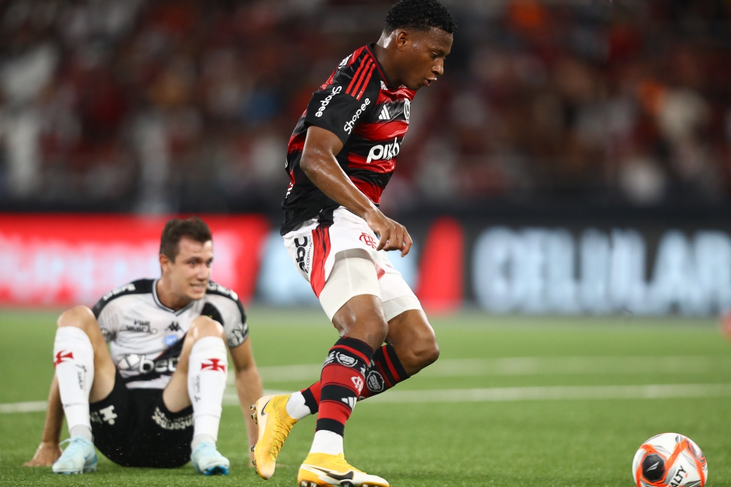 PLATA DÁ ASSISTÊNCIA PARA BRUNO HENRIQUE MARCAR NA VITÓRIA SOBRE O VASCO.
