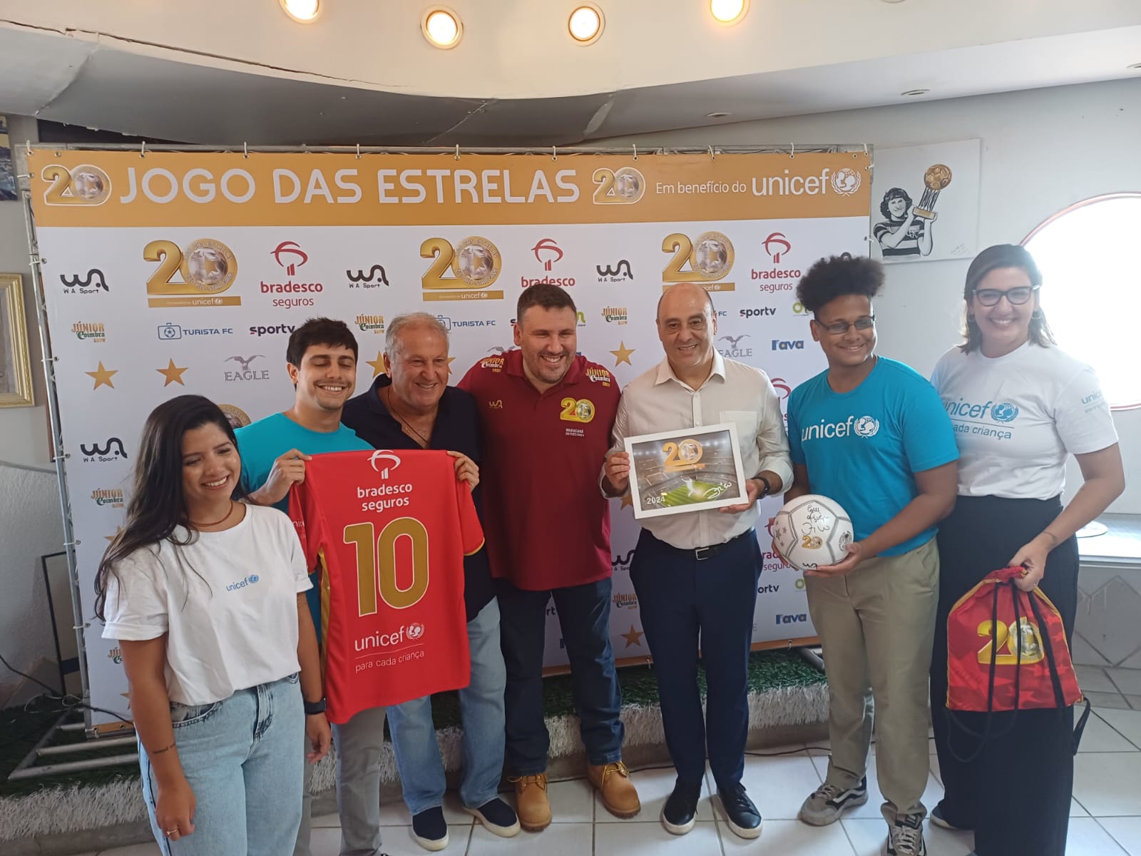 ZICO DOA PARTE DA RENDA DO JOGO DAS ESTRELAS PARA O UNICEF E HOMENAGEIA RENATO ARAGÃO.