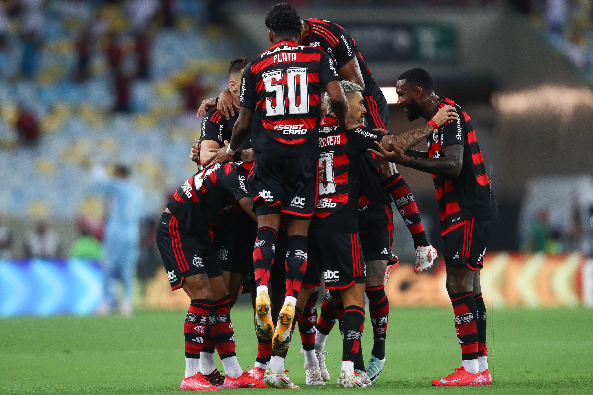 PLATA COMEMORA MAIS UM GOL COM SUA ASSISTÊNCIA PELO FLAMENGO.