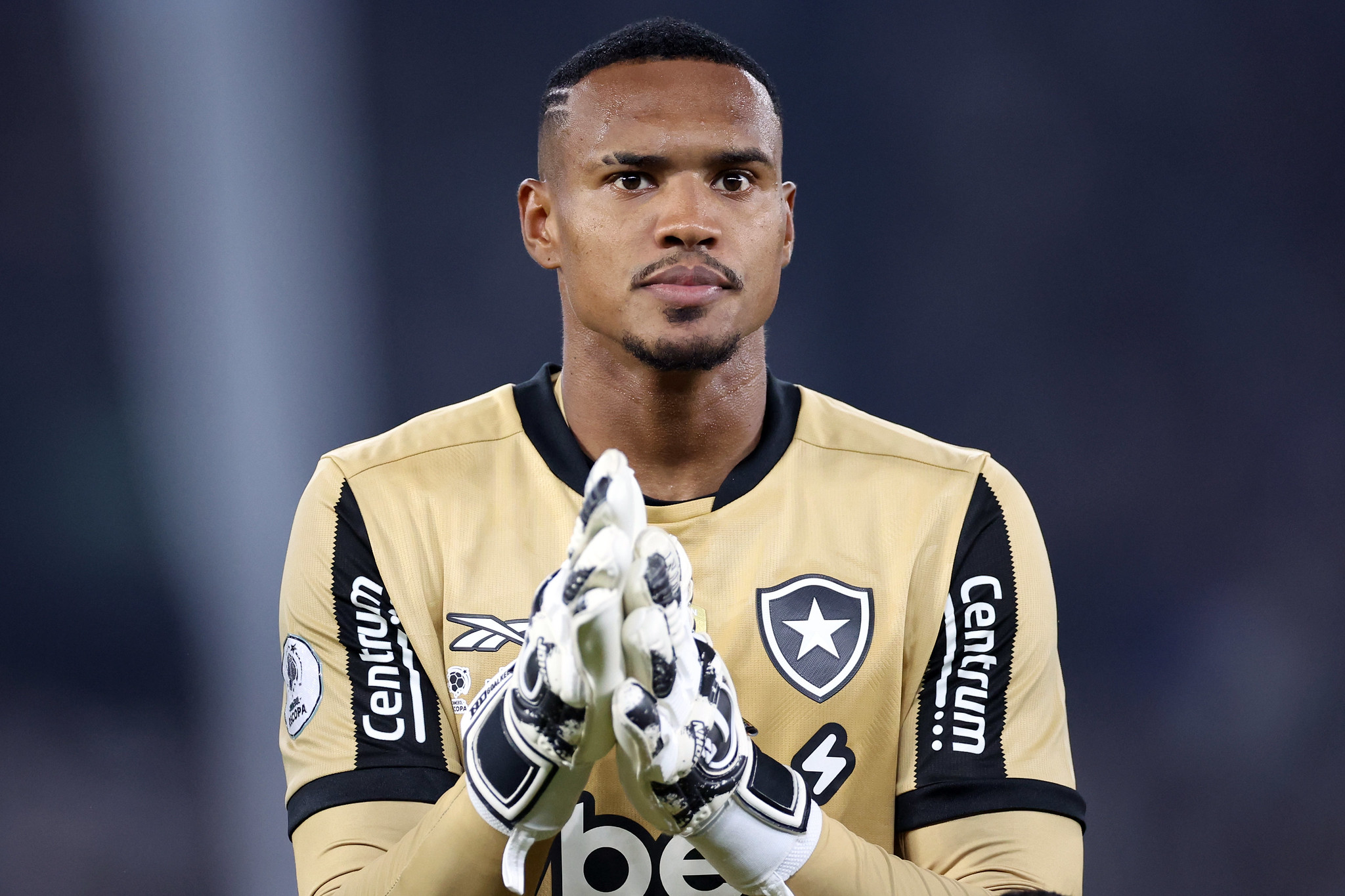 Goleiro John renovou contrato com o Botafogo até dezembro de 2028