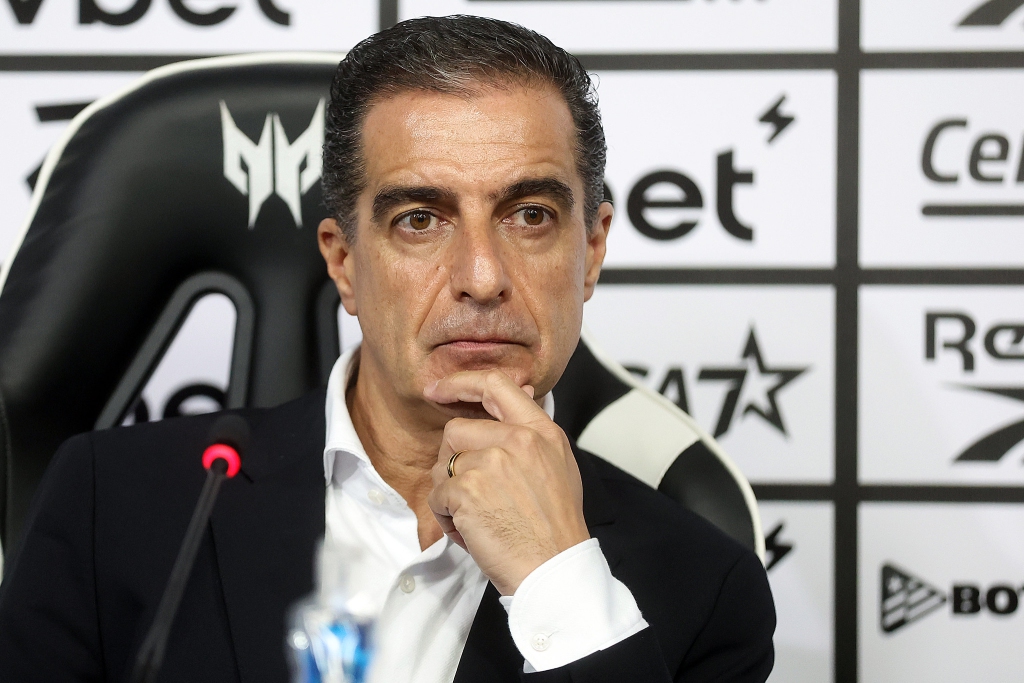 Renato Paiva sofre questionamentos no Botafogo