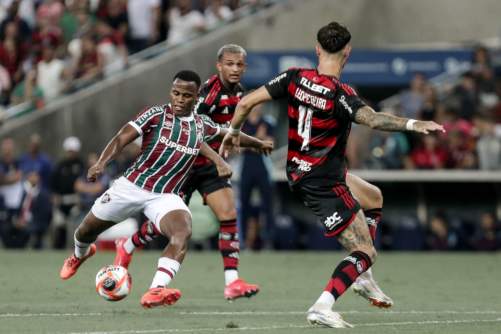 O Flamengo venceu o Fluminense por 2 a 1, no primeiro jogo da final do Campeonato Carioca.